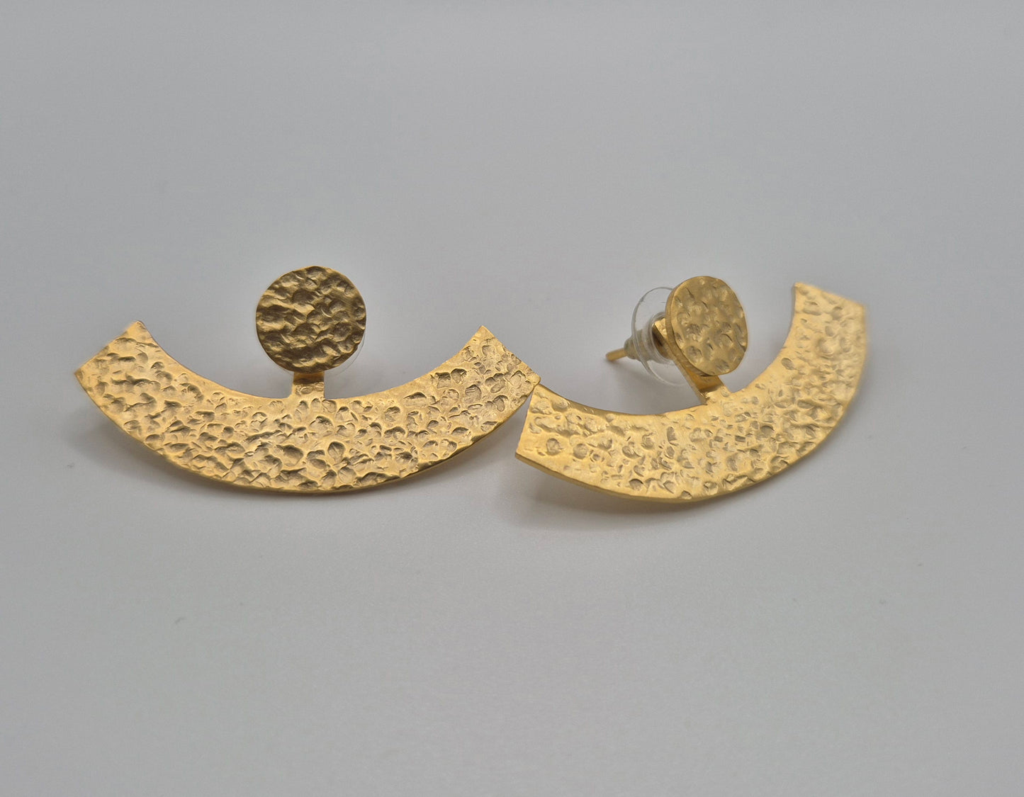Boucles d'oreilles demi-cercle martelées