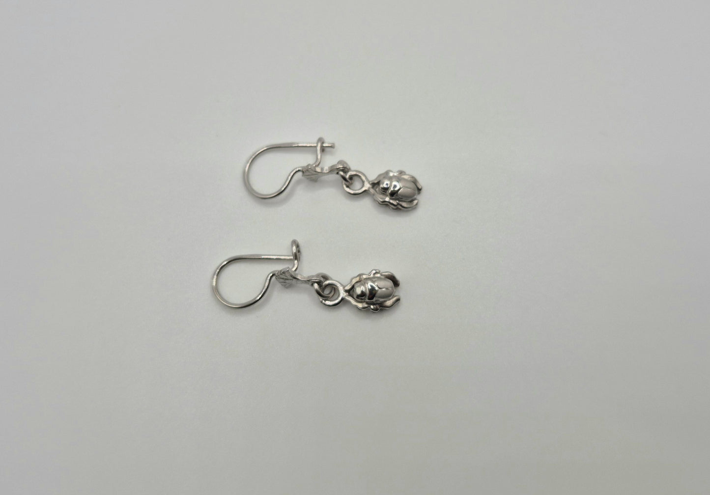 Boucles d'oreilles Petit scarabée Égyptien en Argent 925