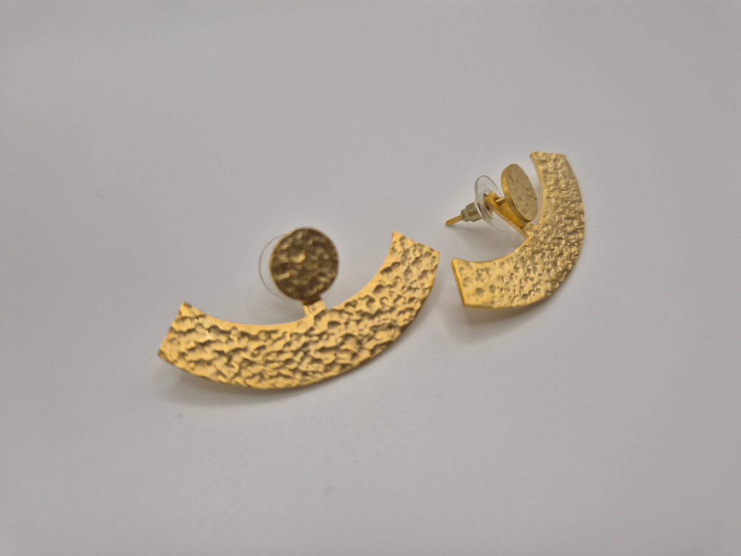 Boucles d'oreilles demi-cercle martelées