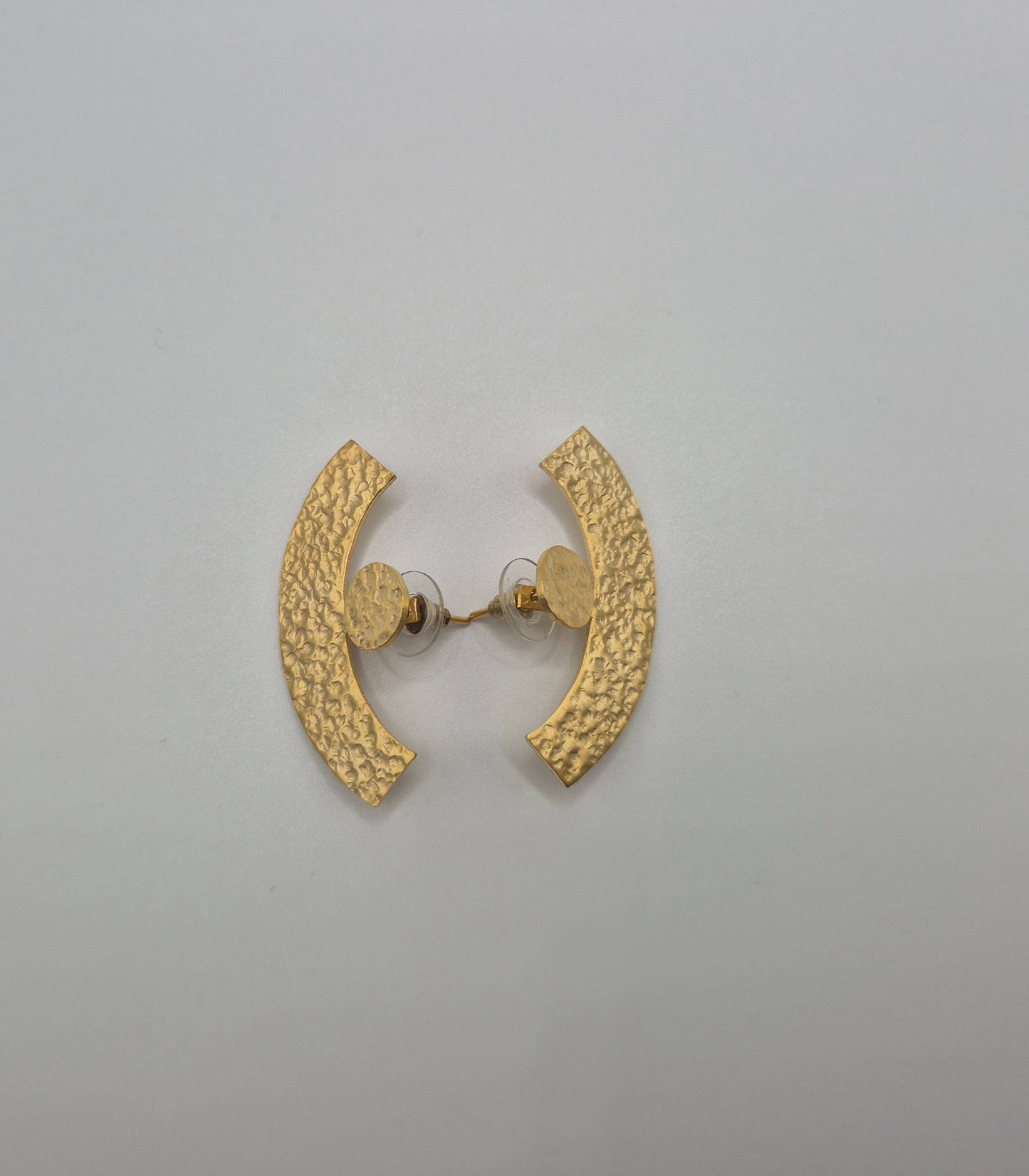 Boucles d'oreilles demi-cercle martelées