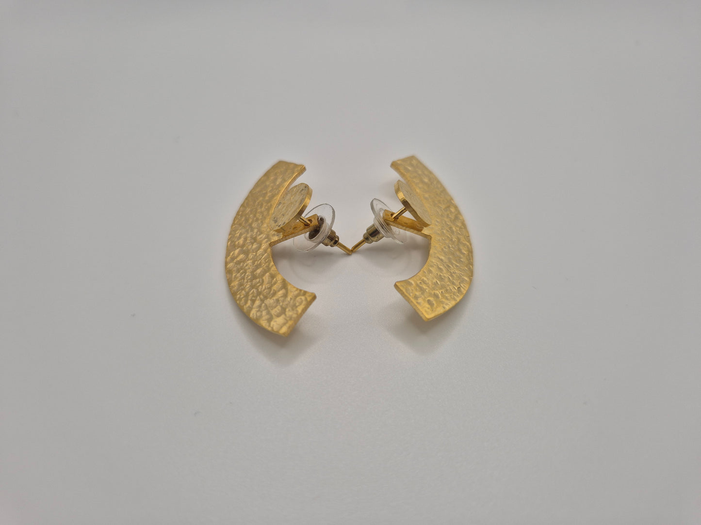 Boucles d'oreilles demi-cercle martelées