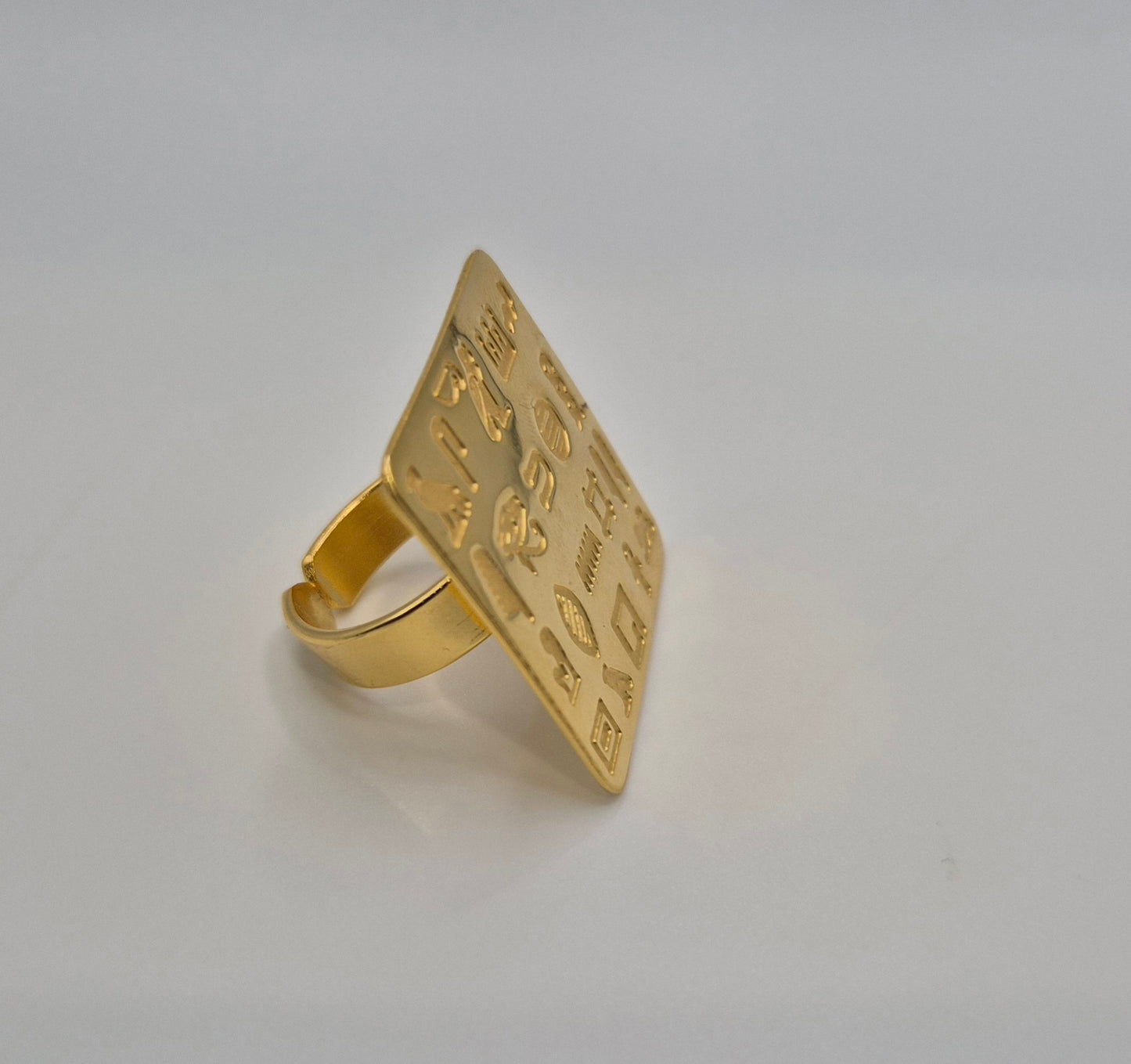 Bague carrée gravée de hiéroglyphes