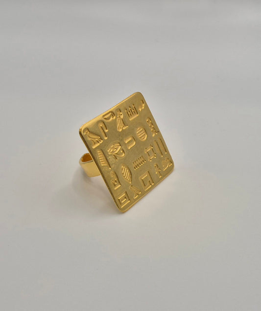 Bague carrée gravée de hiéroglyphes
