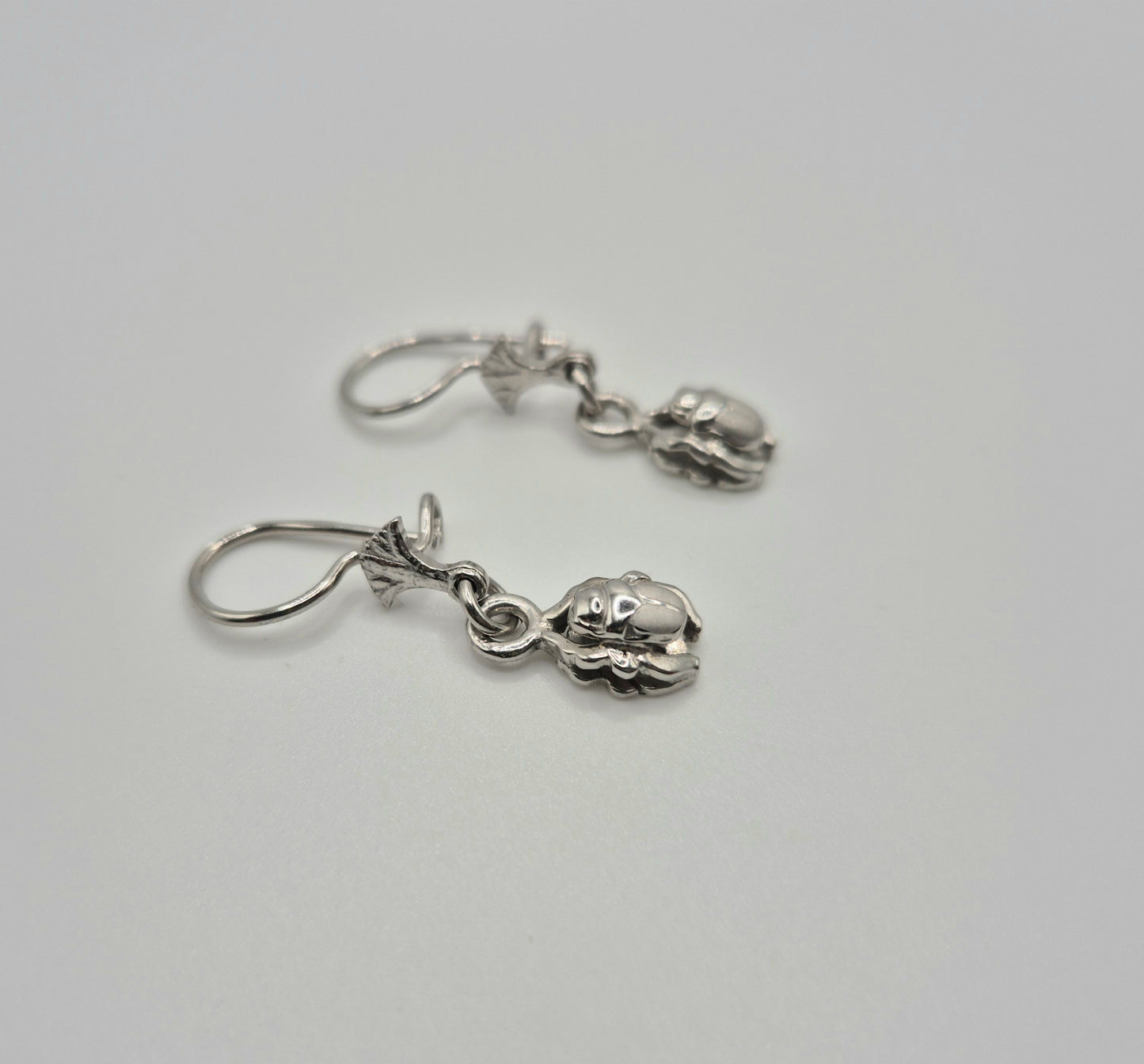 Boucles d'oreilles Petit scarabée Égyptien en Argent 925