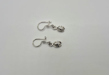Boucles d'oreilles Petit scarabée Égyptien en Argent 925