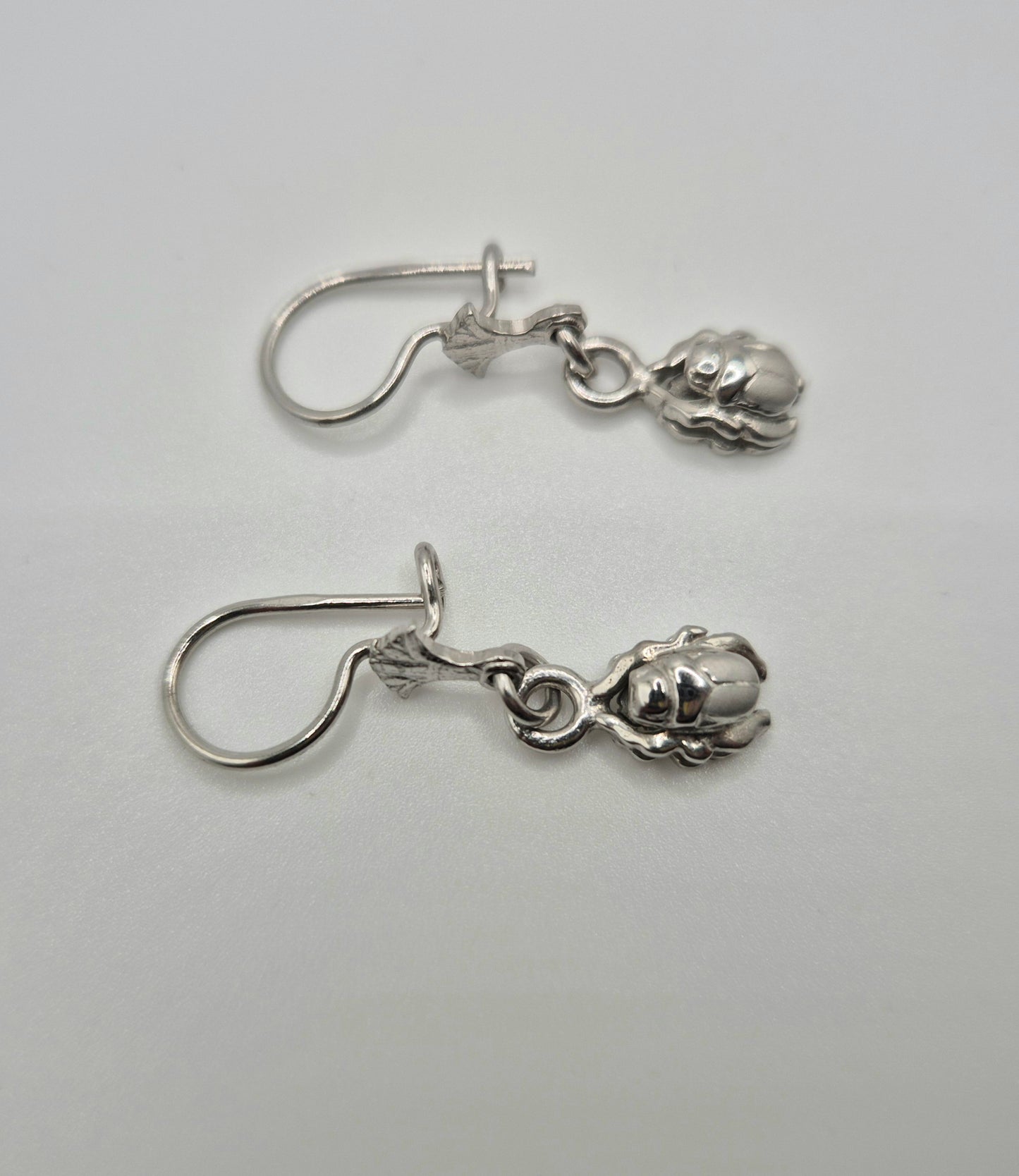 Boucles d'oreilles Petit scarabée Égyptien en Argent 925