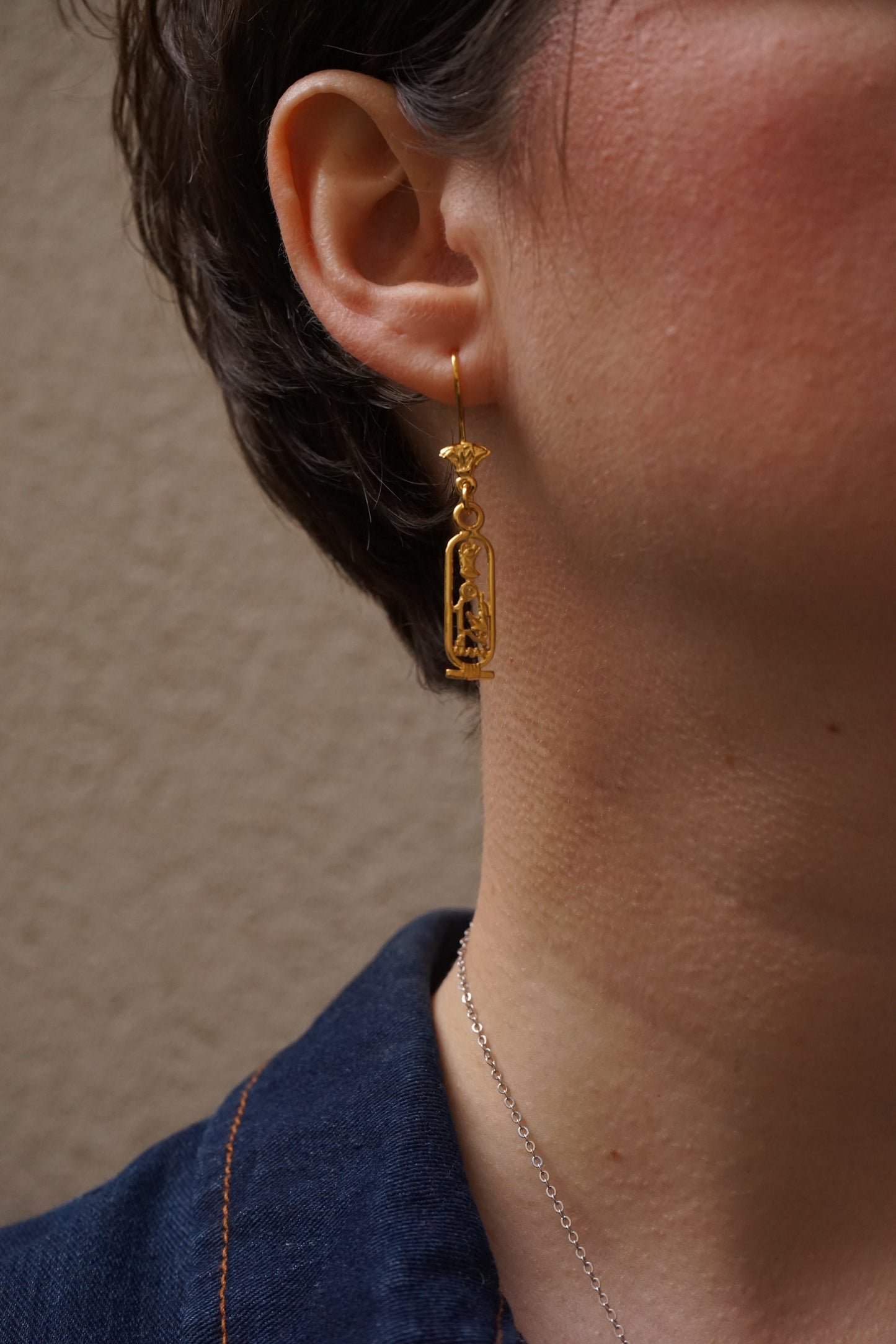 Boucles d'Oreilles Cartouches Égyptiens en Plaqué Or