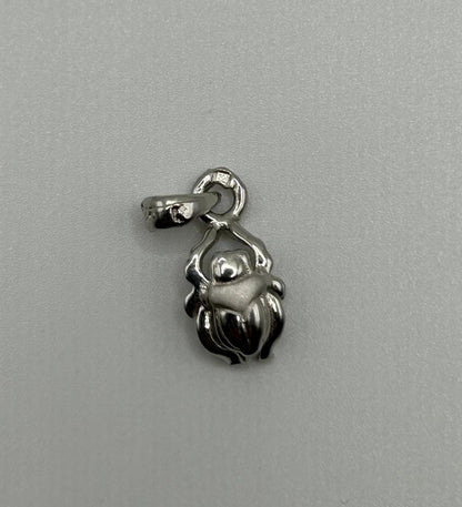 Ensemble collier en argent et pendentif Scarabée